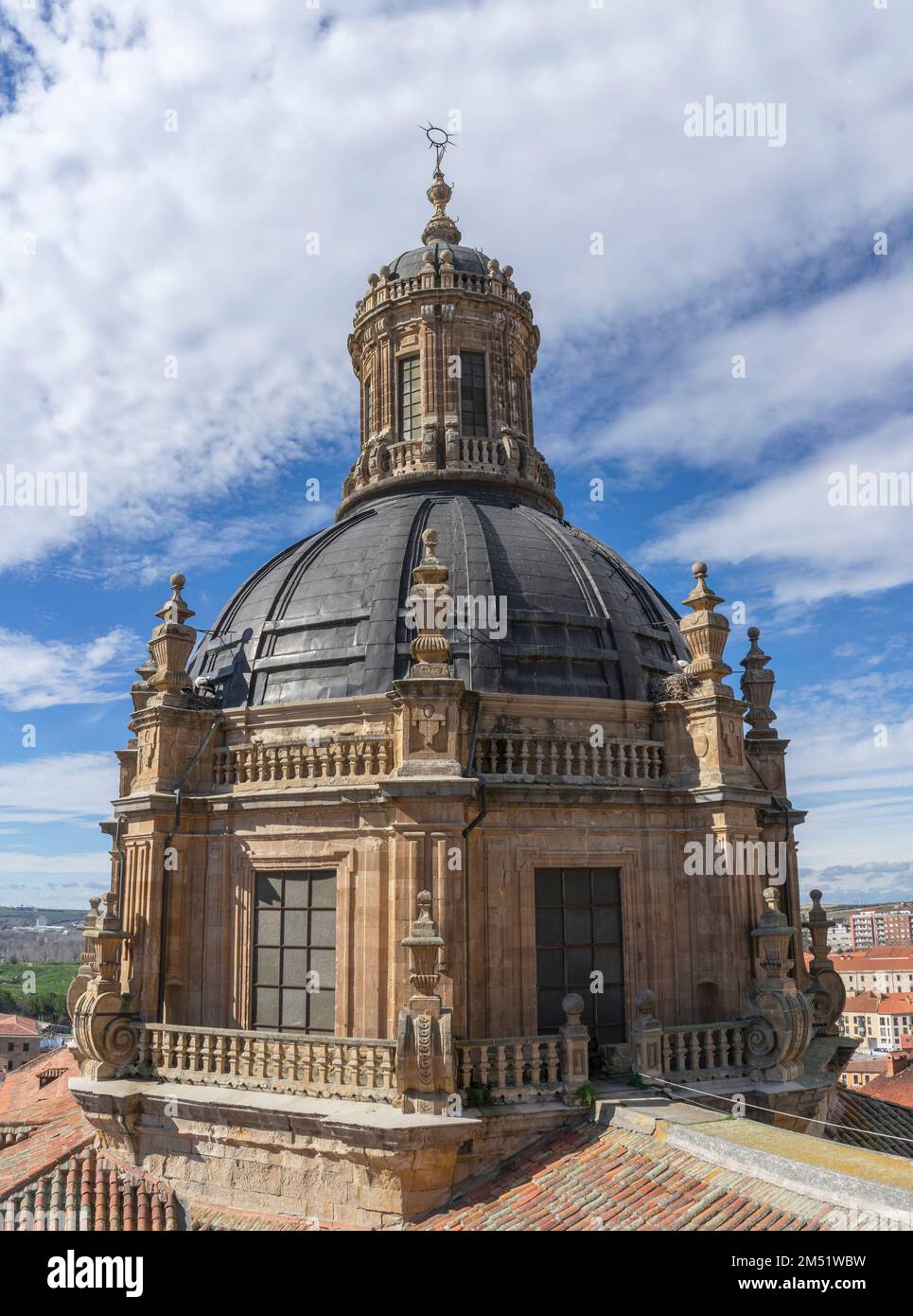 Kuppel der Kathedrale von Salamanca, Foto von einem der Fenster. Struktur der Kathedrale mit blauem Himmel und weißen Wolken. Salamanca Stockfoto