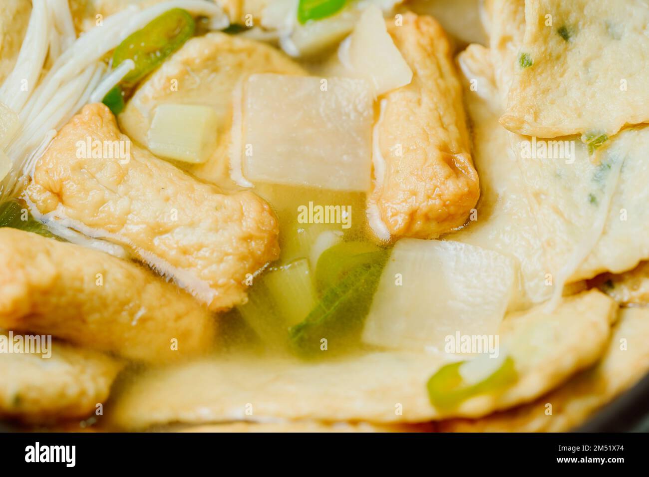 Omukguk, Fischkuchensuppe : Dieses Gericht wird aus kochendem Fischkuchen und Rettich mit Sojasoße in Brühe zubereitet und zeichnet sich durch einen süßen Geschmack aus, der ma enthält Stockfoto