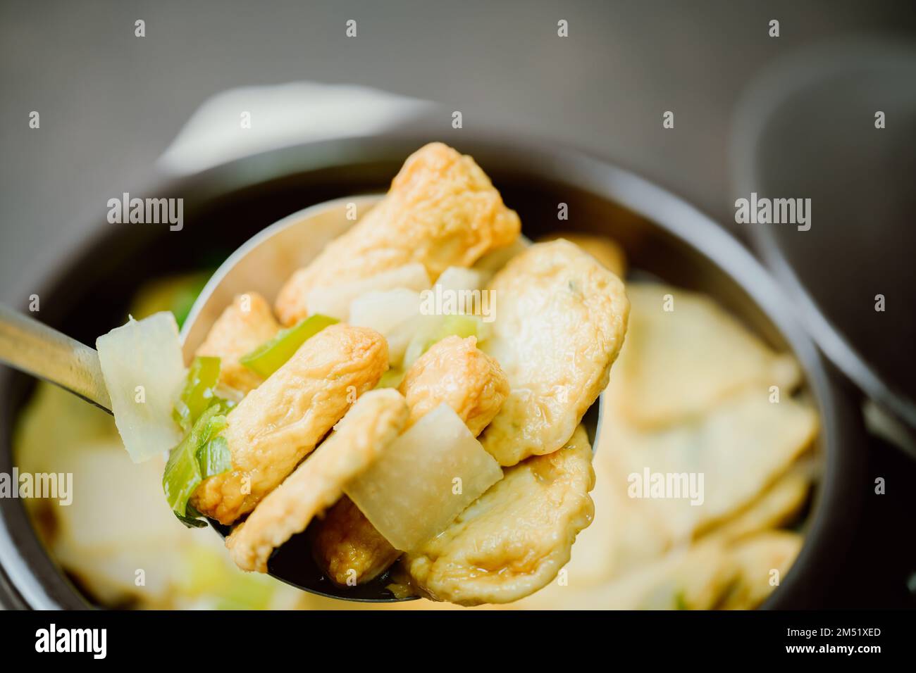 Omukguk, Fischkuchensuppe : Dieses Gericht wird aus kochendem Fischkuchen und Rettich mit Sojasoße in Brühe zubereitet und zeichnet sich durch einen süßen Geschmack aus, der ma enthält Stockfoto