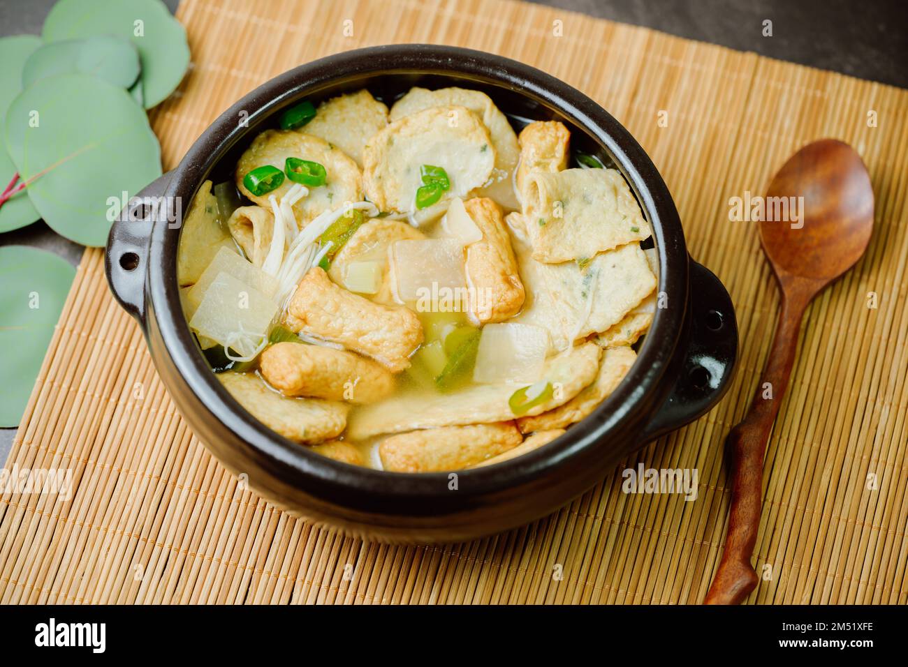 Omukguk, Fischkuchensuppe : Dieses Gericht wird aus kochendem Fischkuchen und Rettich mit Sojasoße in Brühe zubereitet und zeichnet sich durch einen süßen Geschmack aus, der ma enthält Stockfoto