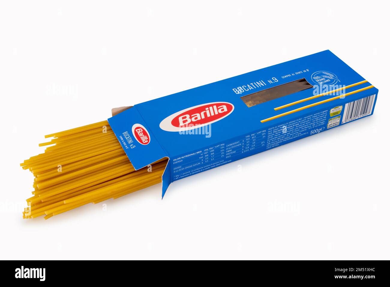 Turin, Italien - 22. dezember 2022: Barilla Pasta Bucatini Box Verpackung, große perforierte Spaghetti, die aus der Box kommen isoliert auf weiß, Clipping Pat Stockfoto