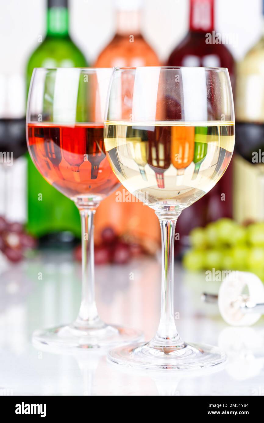 Weißwein in einem Glas Alkohol trinken Trauben Porträt Format vertikal Stockfoto