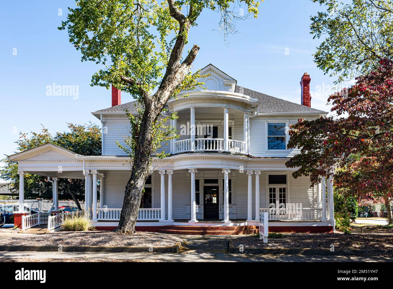 Carrollton, Georgia, USA – Okt. 20, 2022: Haus im neoklassizistischen Stil im historischen Viertel von Carrollton in der Dixie Street, das in eine Anwaltskanzlei umgewandelt wurde. Carroll, Ich Bin'S Stockfoto