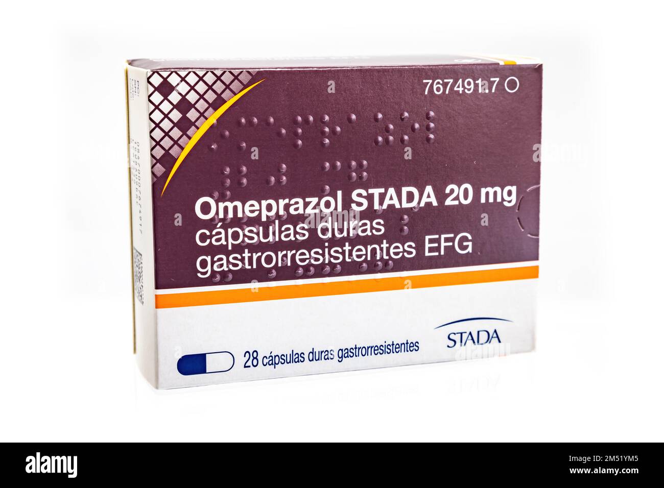 Huelva, Spanien - 24. Dezember 2022: Spanische Schachtel Omeprazol aus dem Labor Stada. Omeprazol wird zur Behandlung bestimmter Magen- und Speiseröhrenprobleme (wie diese) angewendet Stockfoto