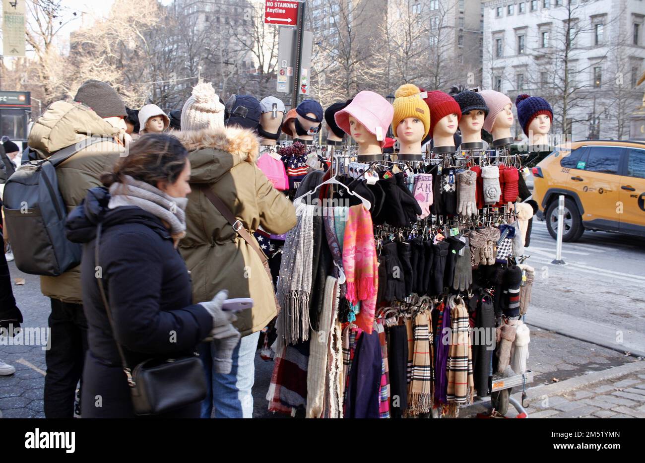 New York, USA. 24. Dezember 2022. (NEU) New Yorker erleben eine kalte Temperatur von 11Ã‚Â °C. 24. Dezember 2022, New York, USA: New Yorker und Touristen werden mit einem kalten Wetter von 11Ã‚Â °F konfrontiert, wodurch sie alle mit Winterkleidung bedeckt sind, und einige nutzen die Gelegenheit, Kapuzen, Schalldämpfer, Handschuhe, Pullover auf der Columbus Circle Open Fair zu kaufen, was den Straßenverkäufern eine große wirtschaftliche Blüte in diesen Feiertagen gibt.Guthaben: Niyi Fote/Thenews2 (Foto: Niyi Fote/TheNews2/Zumapress) (Bild: © Niyi Fote/TheNEWS2 via ZUMA Press Wire) Stockfoto