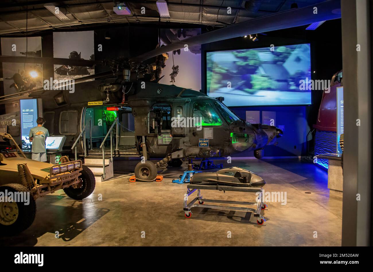Navy SEAL Helikopter mit Video im Hintergrund im Navy SEAL Museum Fort Pierce, Florida Stockfoto