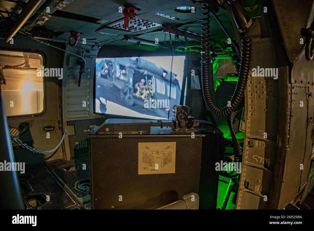 Innenraum eines Militärhubschraubers, der bei Navy SEAL-Operationen im Fort Pierce Navy SEAL Museum verwendet wurde, mit einem Video, das im Hintergrund gespielt wird Stockfoto