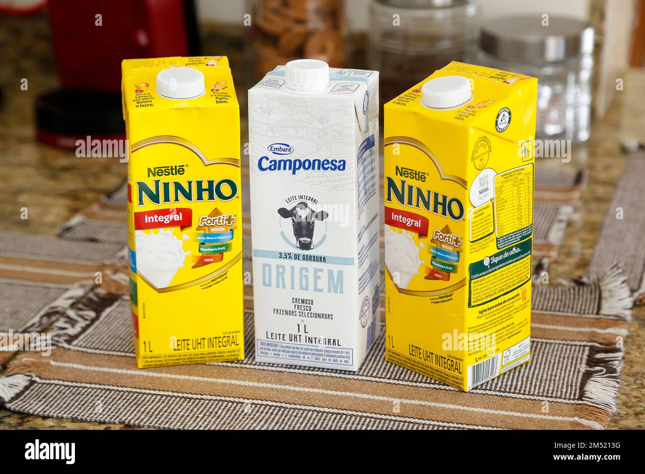 Minas Gerais, Brasilien - 23. Dezember 2022: Langlebige Milchverpackungen aus brasilien Stockfoto