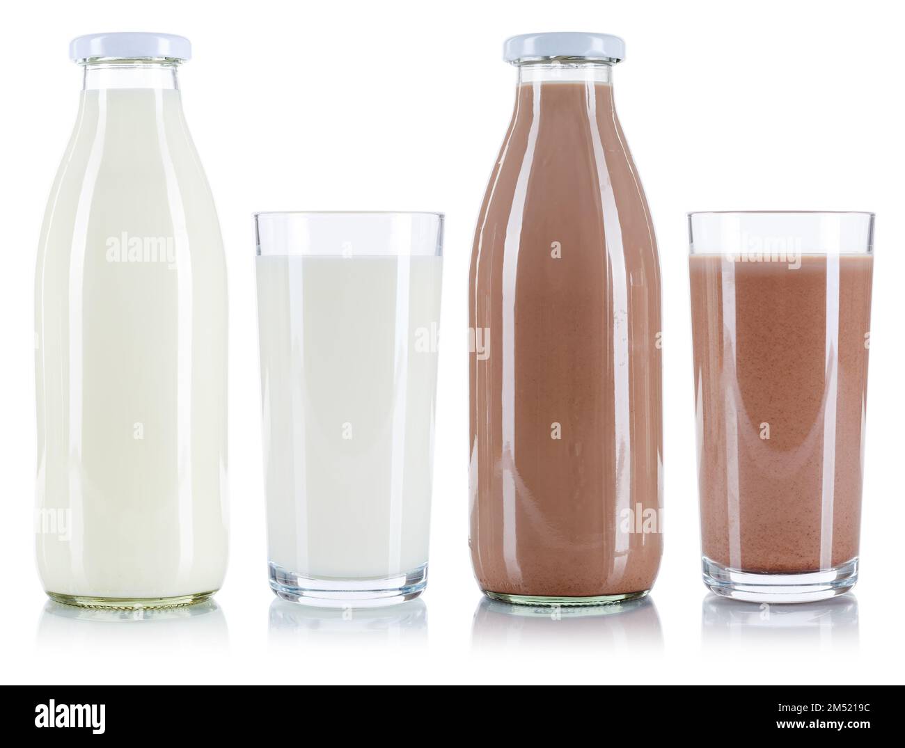 Glasflasche für Milch und Schokoladengetränke isoliert auf weißem Hintergrund Stockfoto