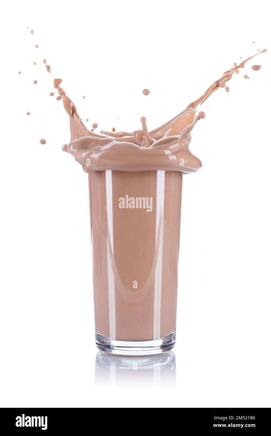 Schokoladengetränk, Milchspritzer, Glas isoliert auf weißem Hintergrund Stockfoto
