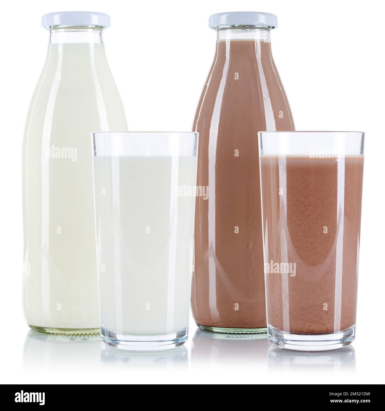 Milch und Schokoladengetränk in einer Glasflasche, isoliert auf weißem Hintergrund Stockfoto