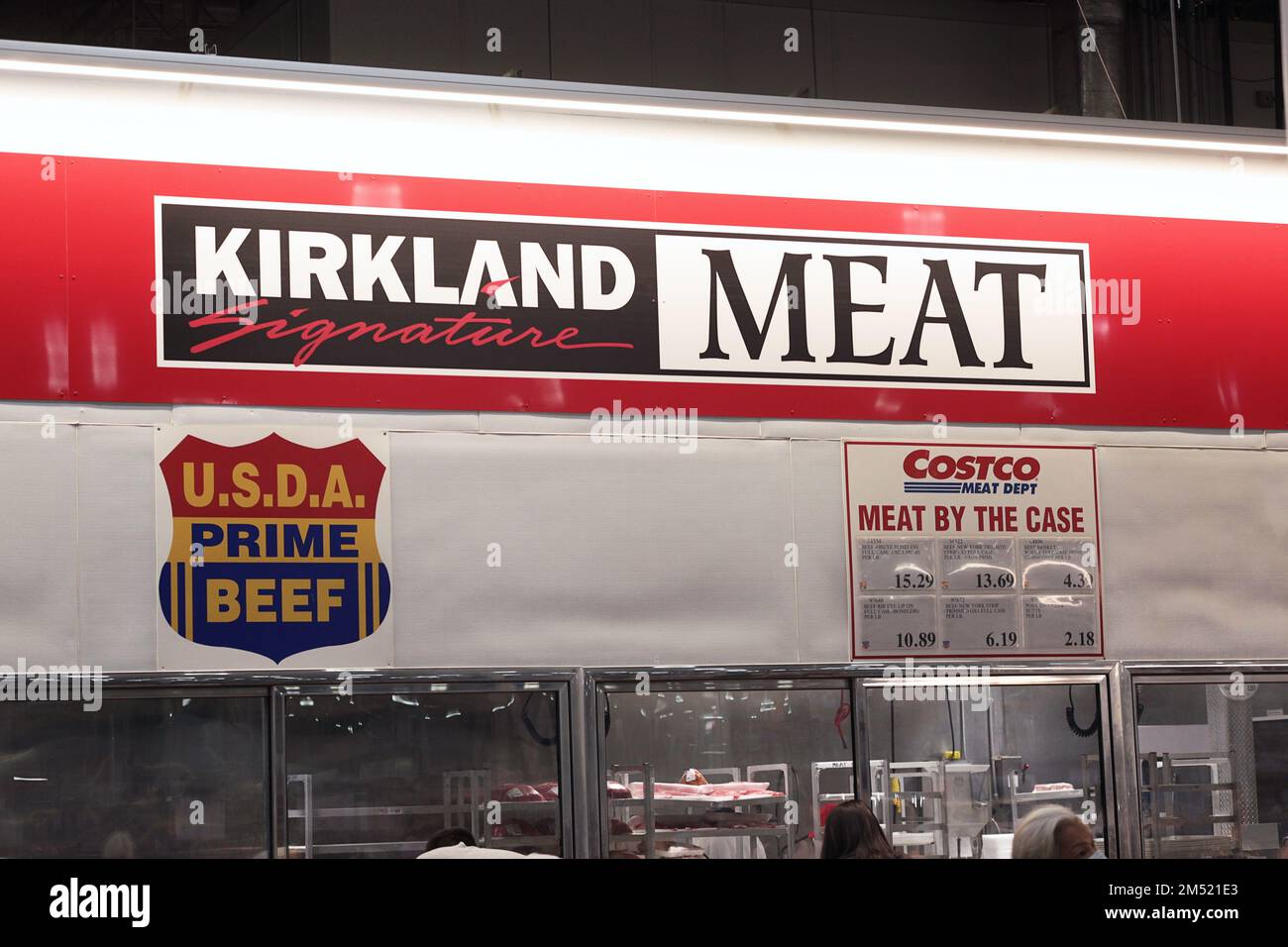 Honolulu, HI - 23. Dezember 2022: Kirkland Signature Markenfleisch Abteilung im Costco Großhandelszentrum. Stockfoto