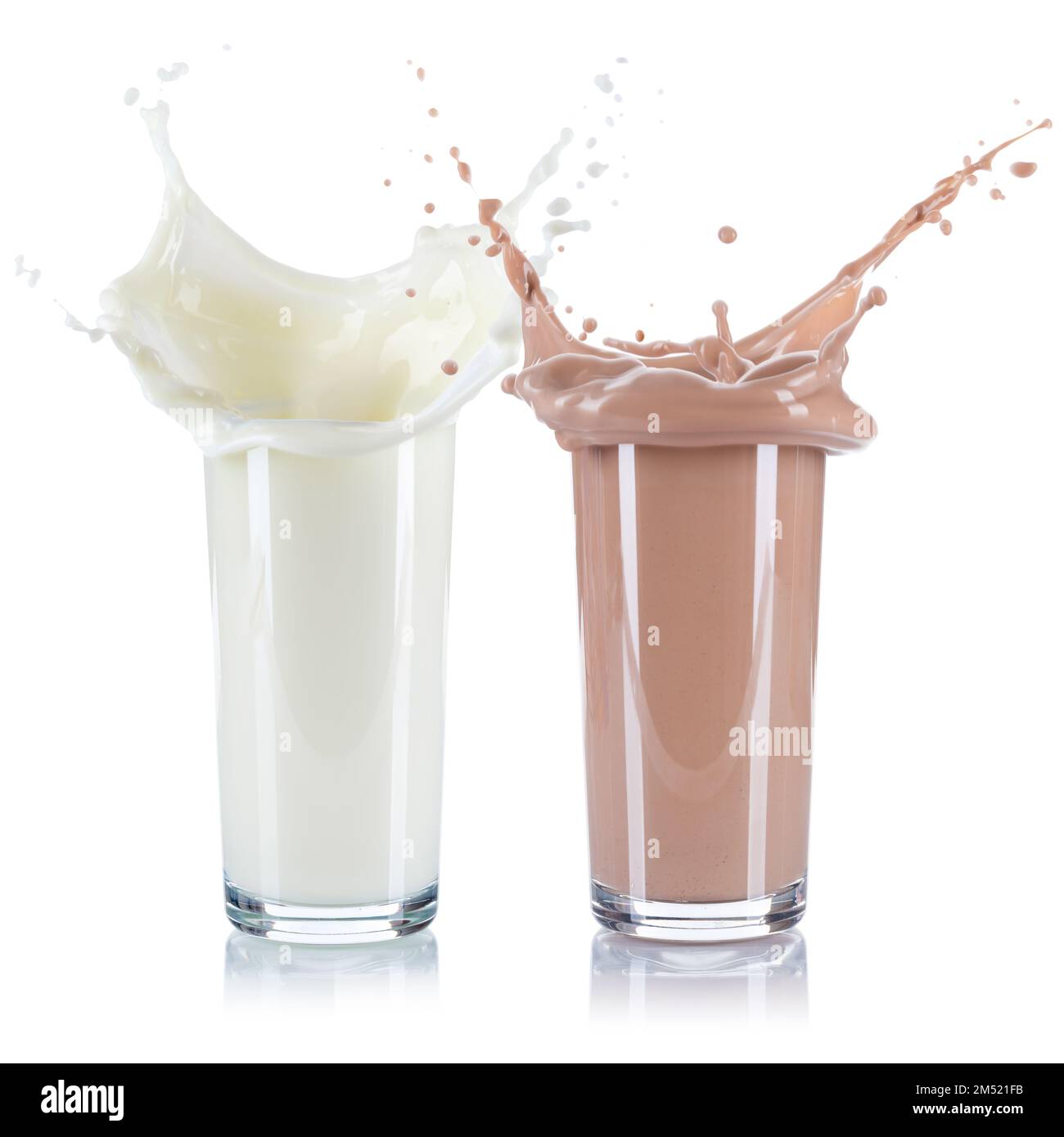 Milch- und Schokoladengetränk spritzendes Glas isoliert auf weißem Hintergrund Stockfoto