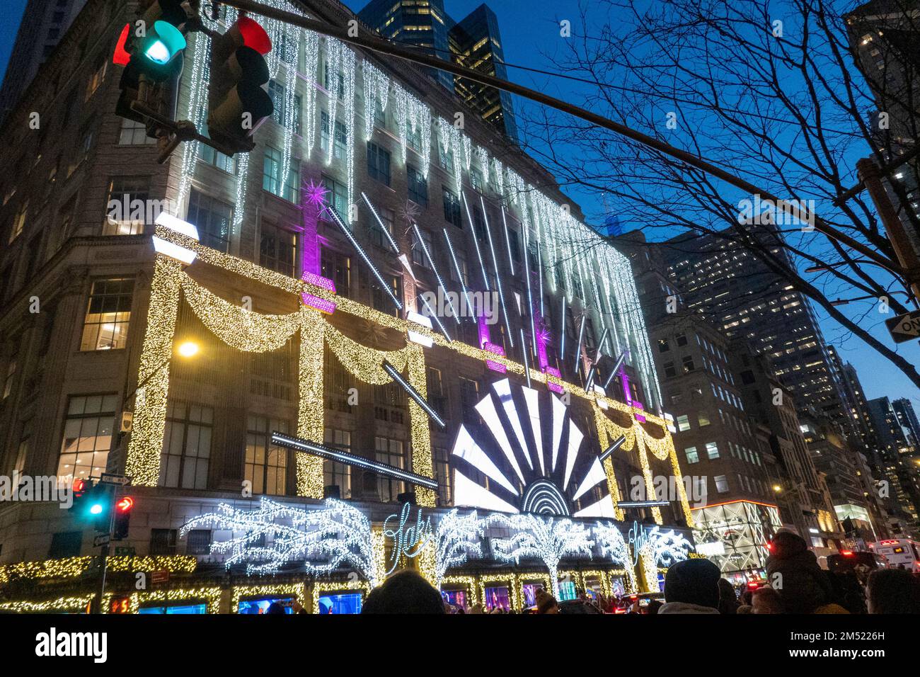 Der Saks Fifth Avenue Flagship Store ist für die Weihnachtszeit dekoriert, New York City, USA 2022 Stockfoto