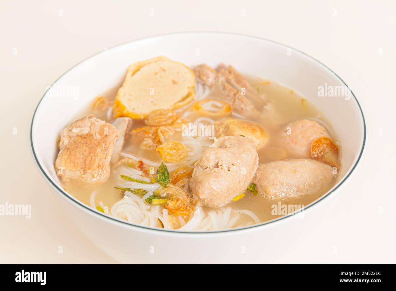 Bun MOC, Reisnudelsuppe mit Schweineball, vietnamesisches Essen isoliert auf weißem Hintergrund, Nahaufnahme Stockfoto