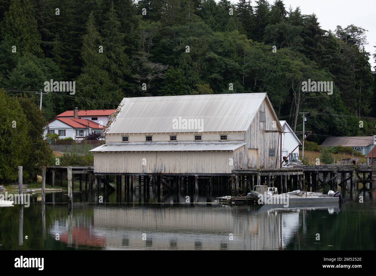 Anlegestelle und Schuppen mit Reflexion im Wasser in Sointula, Malcolm Island, British Columbia, Kanada Stockfoto