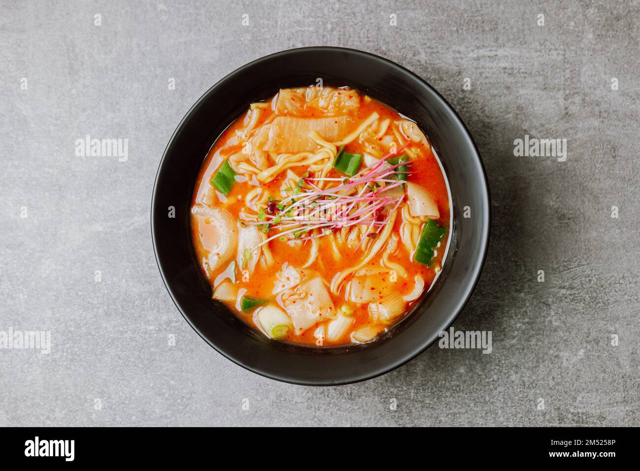 Eolkeunkalguksu, koreanische scharfe Nudelsuppe : ein scharfes ...