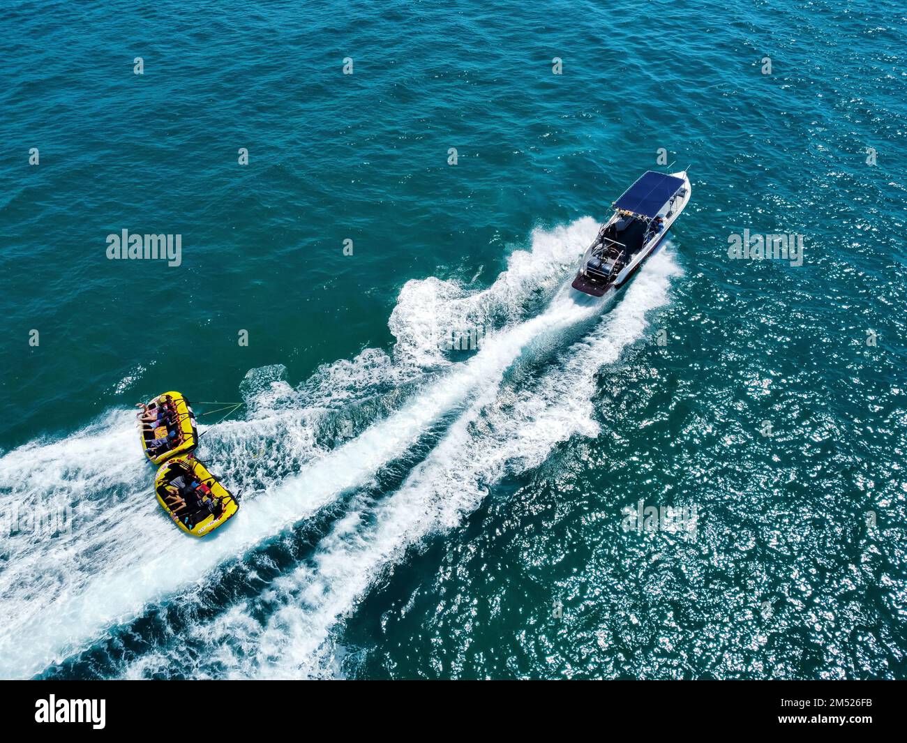 Ein Blick von oben auf ein Boot mit zwei Sportbooten auf dem Meer an der Küste von Ashdod Stockfoto