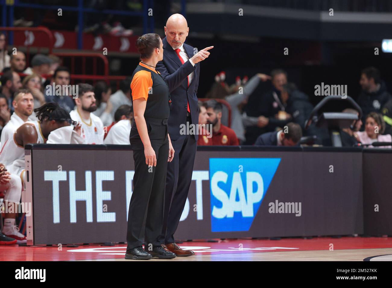 Mailand, Italien. 23. Dezember 2022. Italien, Mailand, dez. 23 2022: Sasa Obradovic (ALS Cheftrainer von Monaco) spricht im 2. Quartal während des Basketballspiels EA7 Emporio Armani Mailand vs. AS Monaco mit dem Schiedsrichter, EuroLeague 2022-2023 round15 (Foto: Fabrizio Andrea Bertani/Pacific Press) Credit: Pacific Press Media Production Corp./Alamy Live News Stockfoto