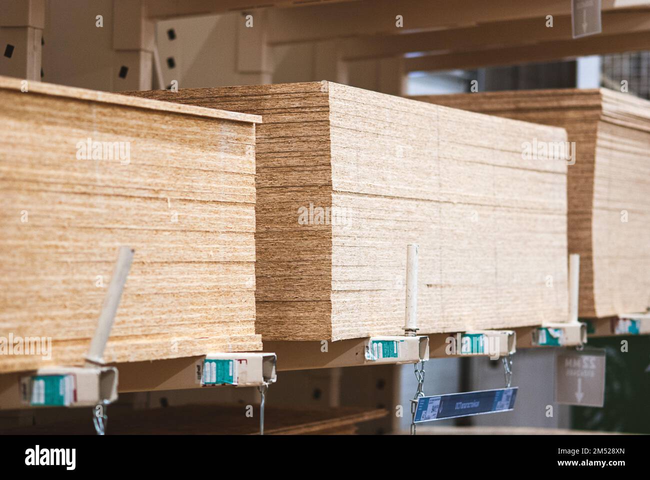 OSB-Platten auf Lager, Spanplatten auf Paletten in Baumaterial- und Verbrauchsmaterialgeschäften, Moskau, Dezember 2022 Stockfoto