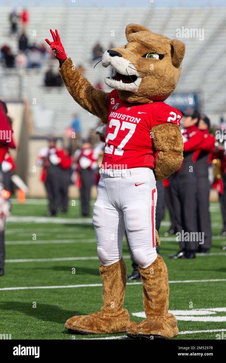 Das Maskottchen Houston Cougars unterhält die Menge mit der Band während des 2022 Radiance Technologies Independence Bowl, Freitag, 23. Dezember 2022, in Shrev Stockfoto