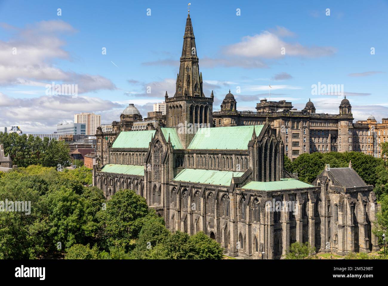 Glasgow Cathedral Gebäude von außen, Sommer 2022, glasgows ältestes Gebäude und auch ein Pfarrkirchengebäude, Glasgow, Schottland, Großbritannien Stockfoto