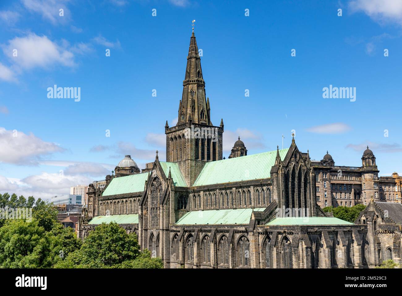 Glasgow Cathedral Gebäude von außen, Sommer 2022, glasgows ältestes Gebäude und auch ein Pfarrkirchengebäude, Glasgow, Schottland, Großbritannien Stockfoto