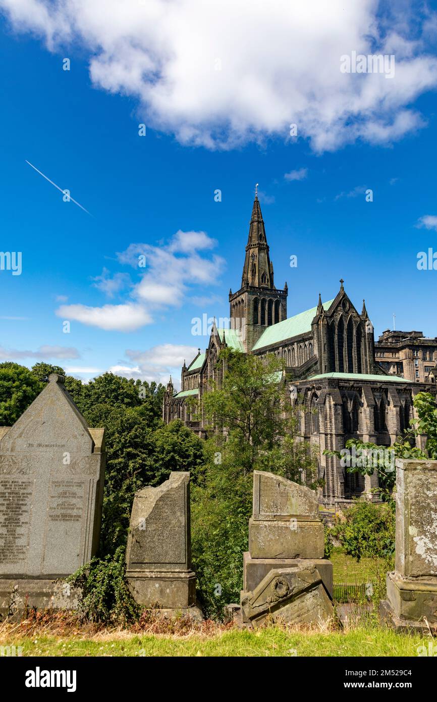 Glasgow Cathedral Gebäude von außen, Sommer 2022, glasgows ältestes Gebäude und auch ein Pfarrkirchengebäude, Glasgow, Schottland, Großbritannien Stockfoto