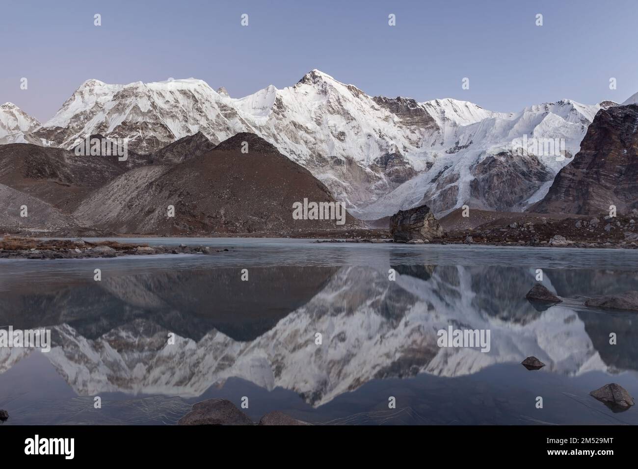 Der wunderschöne Berg Cho Oyu spiegelt sich im grauen, eisbedeckten Morainsee wider und begeistert mit einer atemberaubenden Bergkulisse im Sagarmatha National Park, Himalaya, Nepa Stockfoto