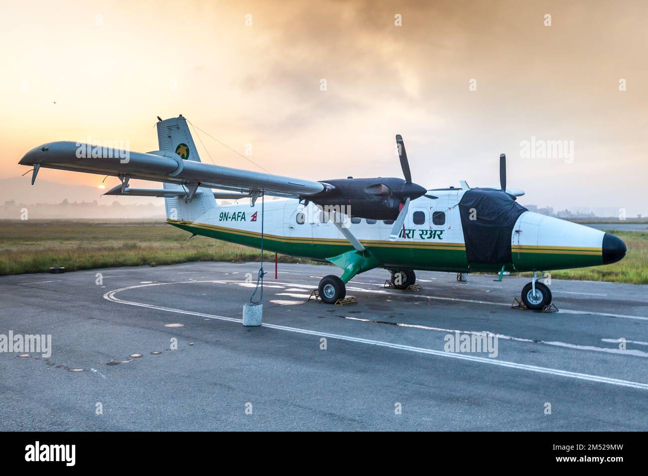 KATHMANDU/NEPAL - 18. OKTOBER 2015: Tara Air-Kleinflugzeuge parken auf dem Tribhuvan International Airport in Kathmandu. Stockfoto