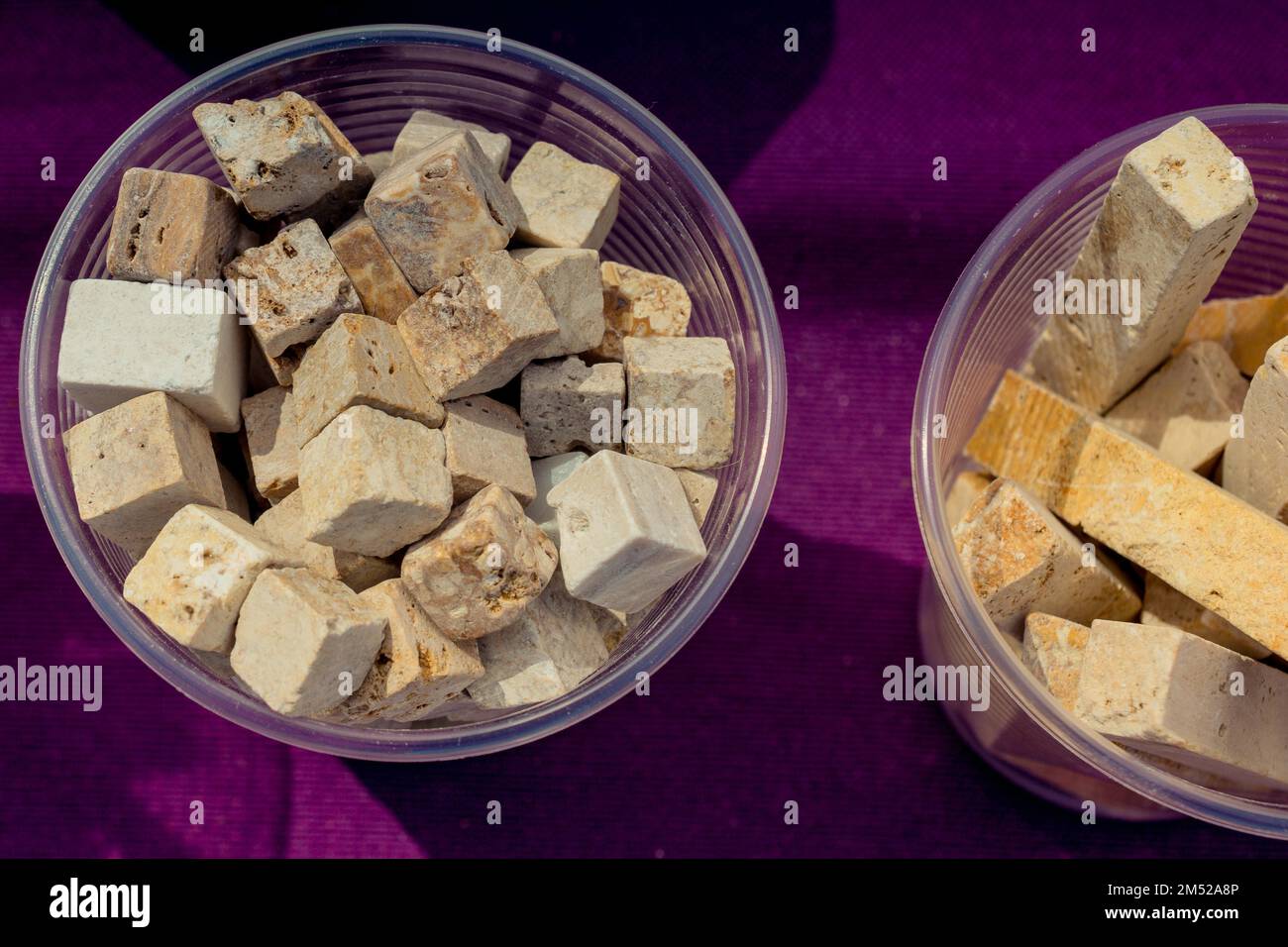 Rectangule und Würfelförmigen kleinen weißen Steinen in der Ansicht Stockfoto