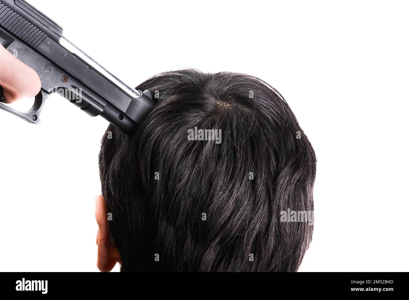 Der Kopf mit der Pistole in der Hand auf einen weißen Hintergrund gerichtet ist Stockfoto