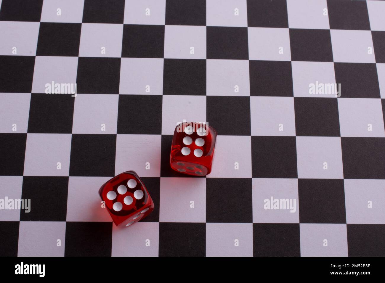 Red Dice auf einem überprüften Hintergrund Stockfoto