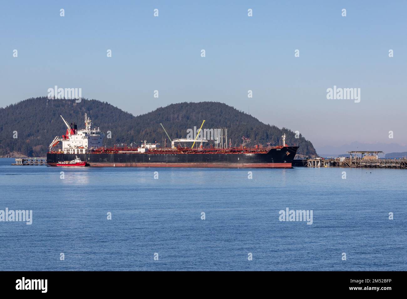 Anacortes WA USA - 18. November 2022: Der Rohöltanker Ohio in der Ölraffinerie Marathon Stockfoto