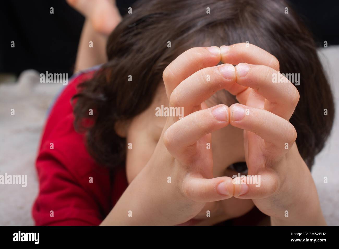 Emotionale Intelligenz und ein einsamer Nachdenker Stockfoto