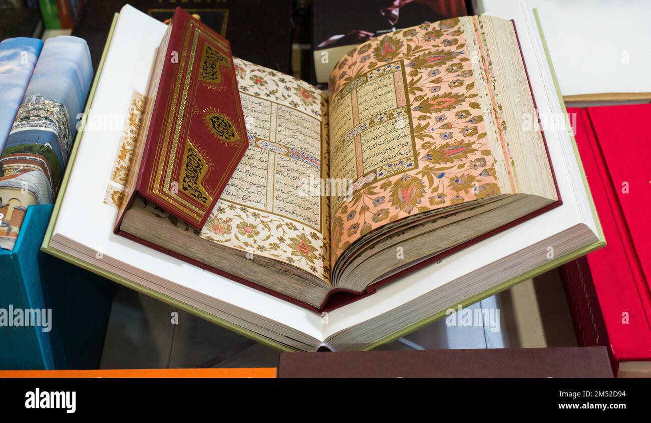 Islamische heilige Buch Koran mit offenen Seiten Stockfoto