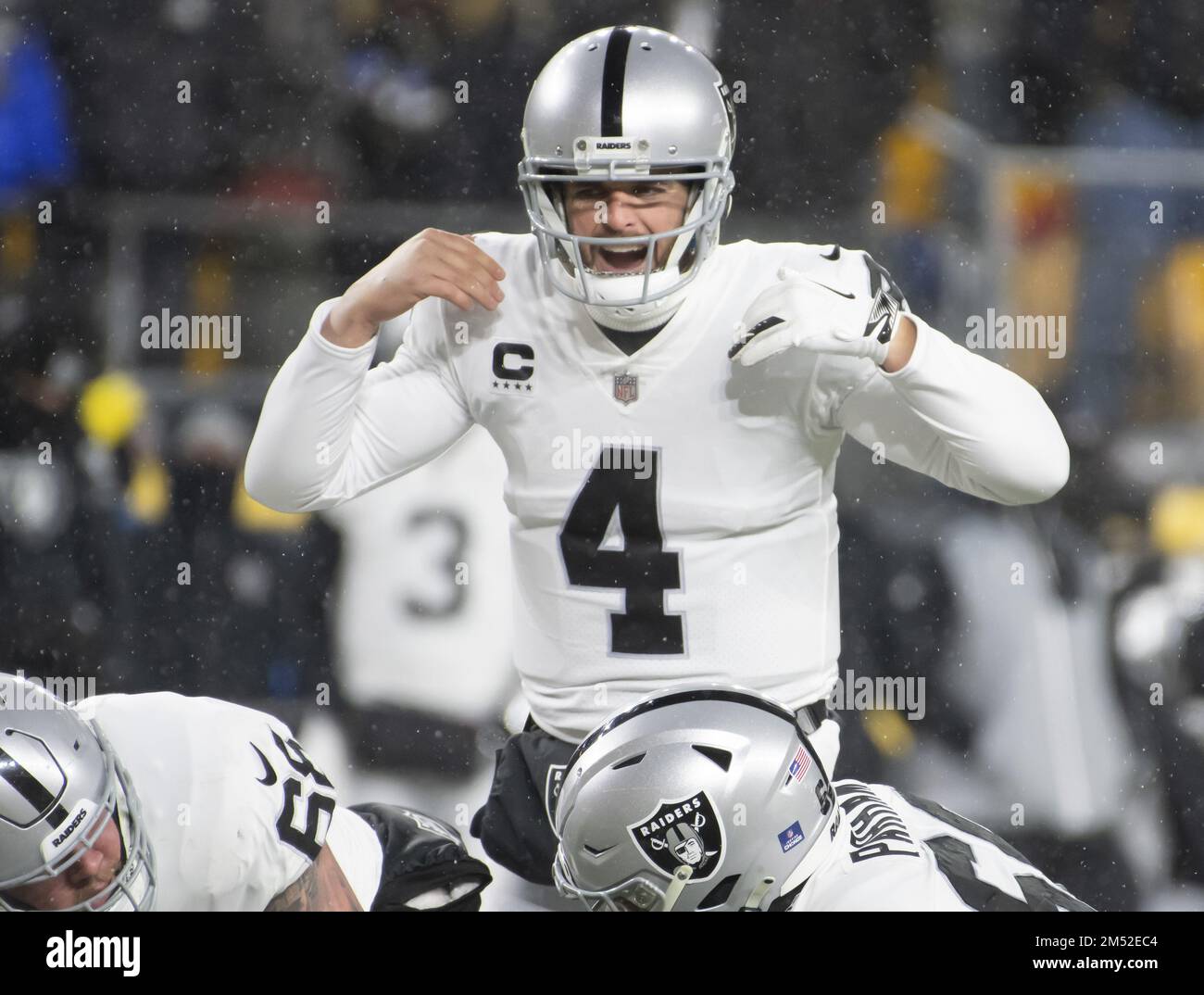 Pittsburgh, Usa. 24. Dezember 2022. Der Quarterback der Las Vegas Raiders Derek Carr (4) signalisiert im ersten Quartal im Acrisure Stadium am Samstag, den 24. Dezember 2022 in Pittsburgh gegen die Pittsburgh Steelers. Foto: Archie Carpenter/UPI Credit: UPI/Alamy Live News Stockfoto