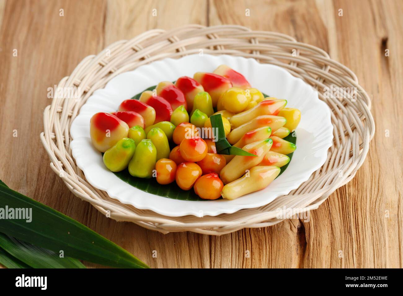 Ang Kue Ku oder Kanom Look Choup, Fruchtform Mung Beans Cake mit Gelee-Beschichtung, thailändisches Dessert Stockfoto