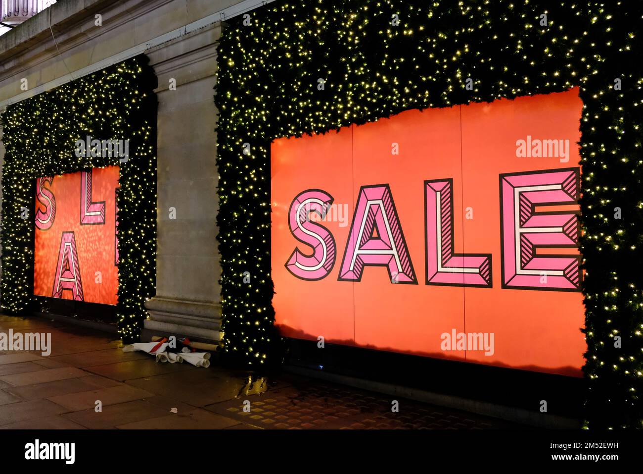 London, Großbritannien. 24. Dezember 2022. Arbeiter klebten am Heiligabend vor dem Verkauf am zweiten Weihnachtsfeiertag Schilder über die Fenster des Kaufhauses Selfridges in der Oxford Street. Kredit: Elfte Stunde Fotografie/Alamy Live News Stockfoto