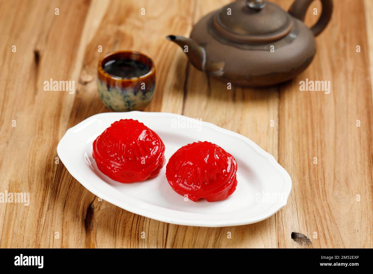 Rote Schildkröte Kuchen, Angku Kueh oder Kue Thok. Chinesischer Süßkuchen aus klebrigem Reis mit Mung Bean Paste Füllung Stockfoto