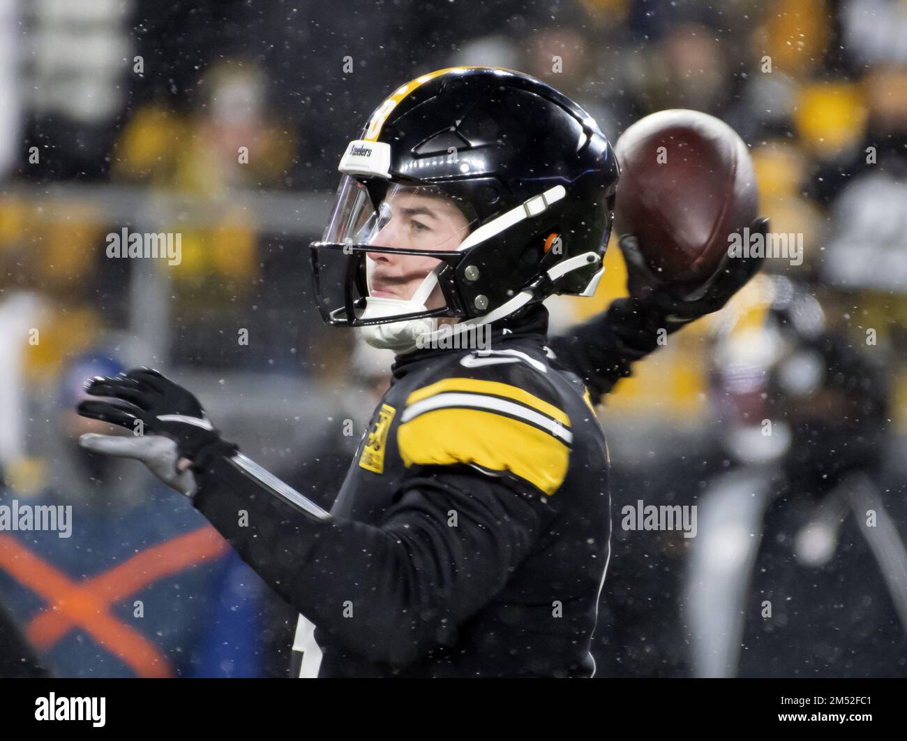 Pittsburgh, Usa. 24. Dezember 2022. Pittsburgh Steelers Quarterback Kenny Pickett (8) wirft am Samstag, den 24. Dezember 2022 in Pittsburgh im Acrisure Stadium im ersten Quartal gegen die Las Vegas Raiders. Foto: Archie Carpenter/UPI Credit: UPI/Alamy Live News Stockfoto