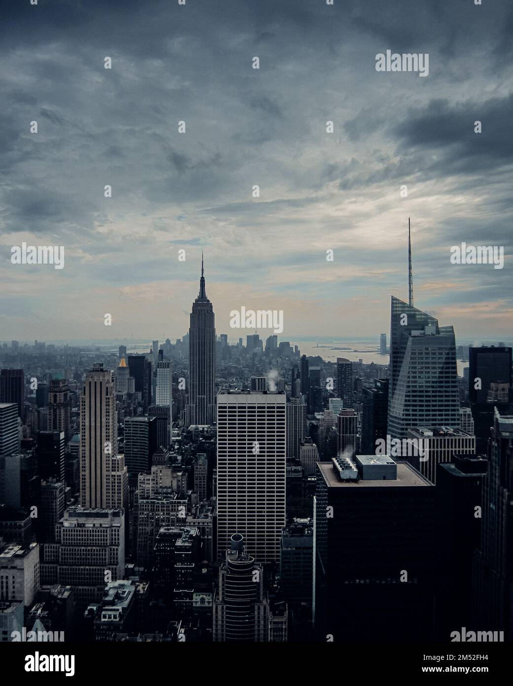 Ein schwarz-weißes Stadtbild mit Wolkenkratzern in der Innenstadt von New York Manhatten mit wolkigem Himmel Stockfoto