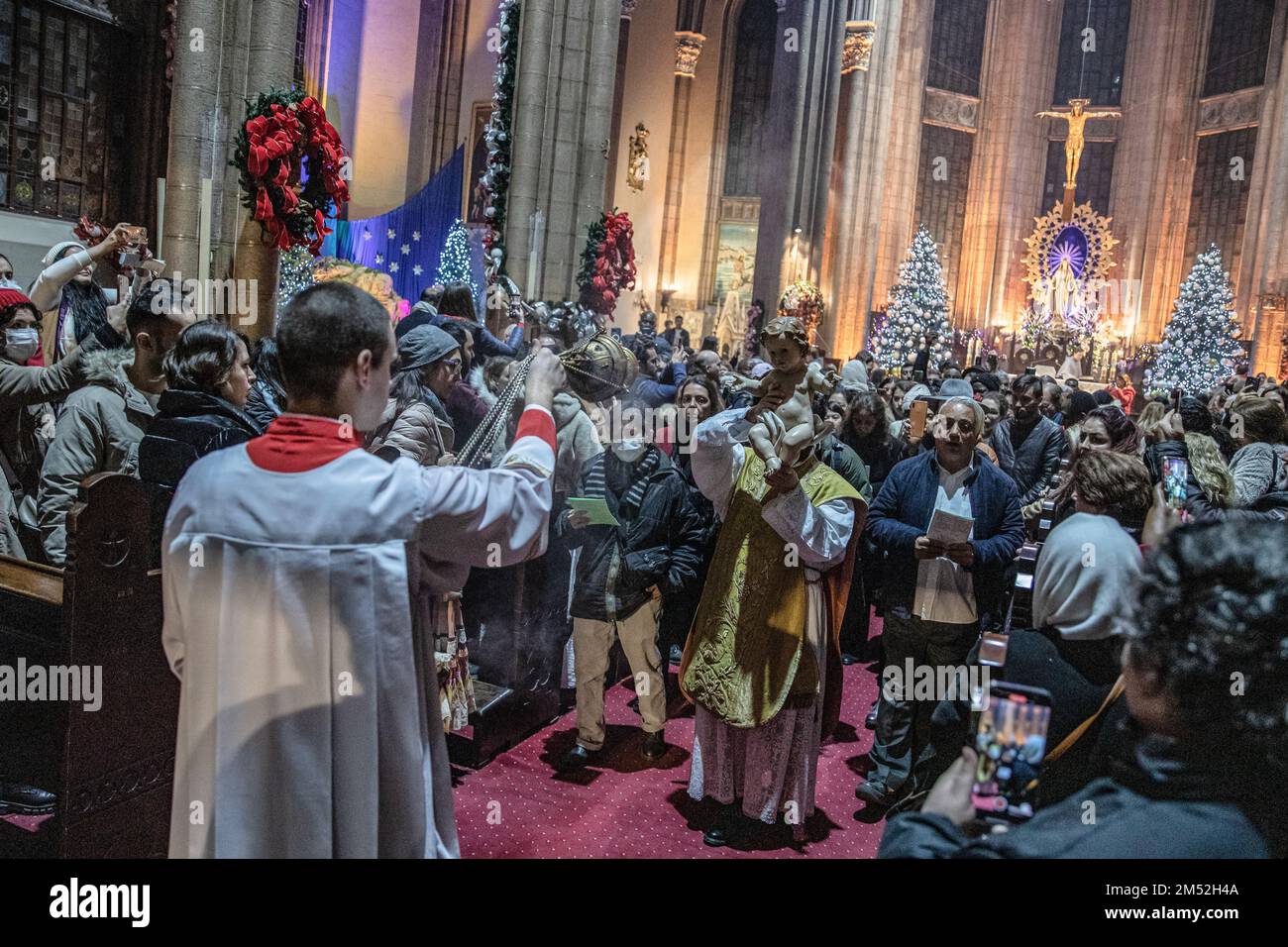 Istanbul, Türkei. 24. Dezember 2022. Die Geburtsszene Jesu wird während der Weihnachtsmesse nachgestellt. Während der Heiligabend-Messe in der Kirche St. Antuan im Stadtteil Beyoglu in Istanbul wurden Hymnen gesungen, Kerzen gepflanzt, Gebete gesungen und die Geburt Jesu mit intensiver Beteiligung von Bürgern und Touristen wiederbelebt. (Foto: Onur Dogman/SOPA Images/Sipa USA) Guthaben: SIPA USA/Alamy Live News Stockfoto