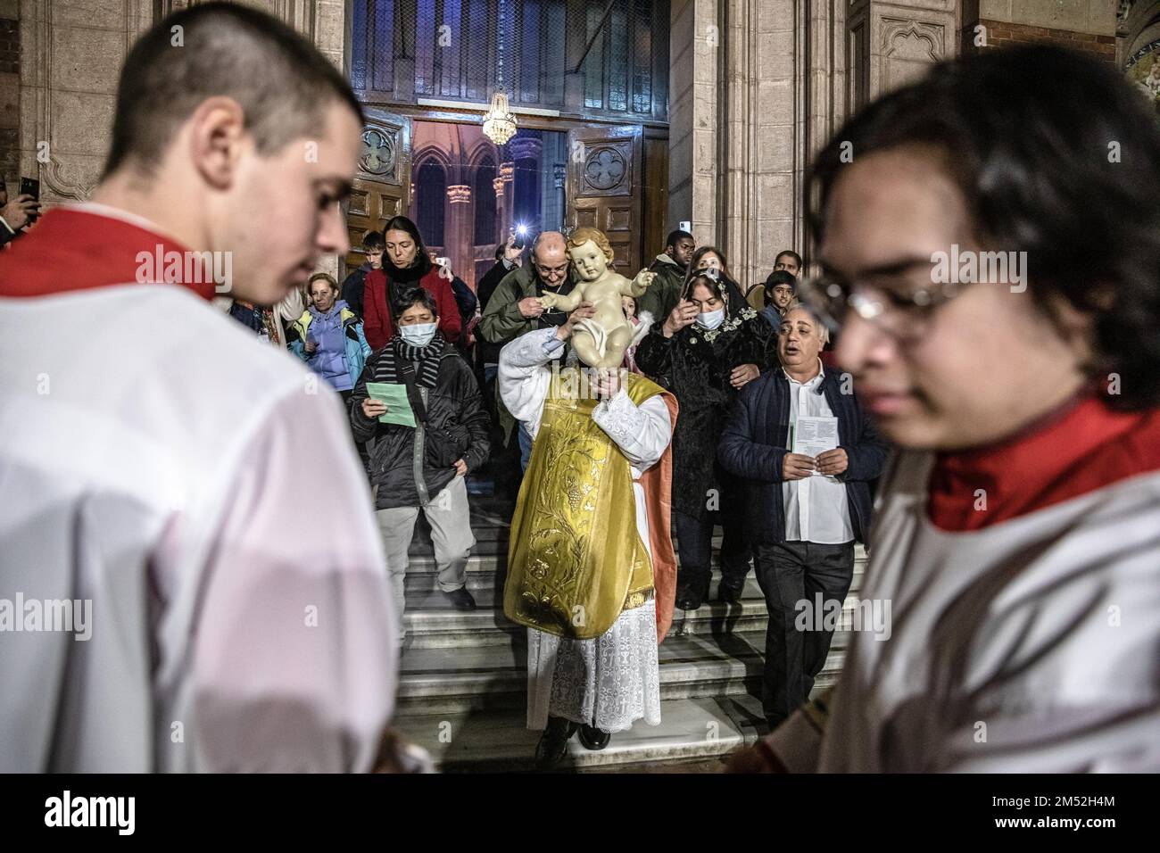 Istanbul, Türkei. 24. Dezember 2022. Die Geburtsszene Jesu wird während der Weihnachtsmesse nachgestellt. Während der Heiligabend-Messe in der Kirche St. Antuan im Stadtteil Beyoglu in Istanbul wurden Hymnen gesungen, Kerzen gepflanzt, Gebete gesungen und die Geburt Jesu mit intensiver Beteiligung von Bürgern und Touristen wiederbelebt. (Foto: Onur Dogman/SOPA Images/Sipa USA) Guthaben: SIPA USA/Alamy Live News Stockfoto