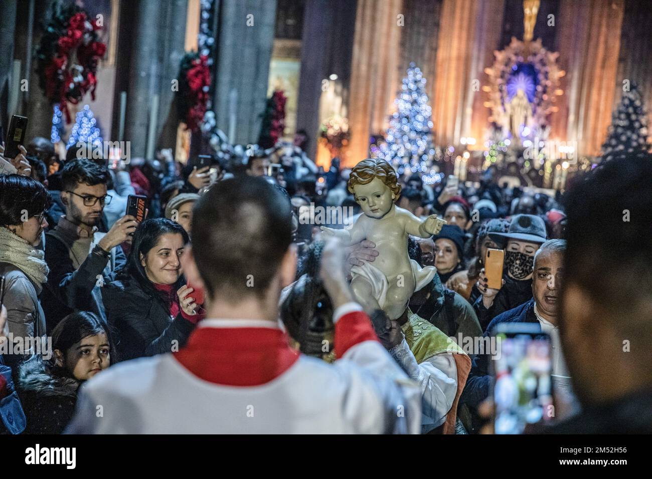 Istanbul, Türkei. 24. Dezember 2022. Die Geburtsszene Jesu wird während der Weihnachtsmesse nachgestellt. Während der Heiligabend-Messe in der Kirche St. Antuan im Stadtteil Beyoglu in Istanbul wurden Hymnen gesungen, Kerzen gepflanzt, Gebete gesungen und die Geburt Jesu mit intensiver Beteiligung von Bürgern und Touristen wiederbelebt. (Foto: Onur Dogman/SOPA Images/Sipa USA) Guthaben: SIPA USA/Alamy Live News Stockfoto