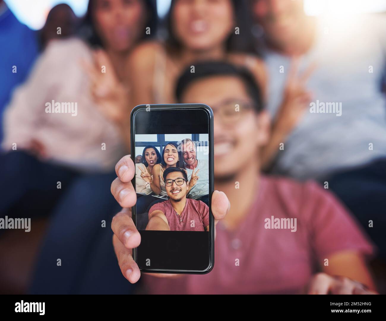 Ihr Selfie-Spiel ist stark. Eine fröhliche Gruppe kreativer Kollegen, die gemeinsam im Büro für ein Selfie posieren. Stockfoto