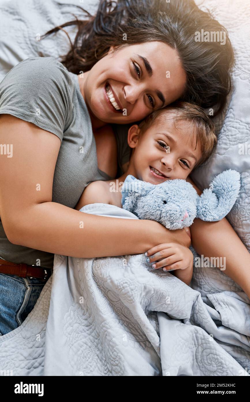 Mama, die erste Liebe. Eine junge Frau, die sich mit ihrem Sohn zu Hause anfreundet. Stockfoto