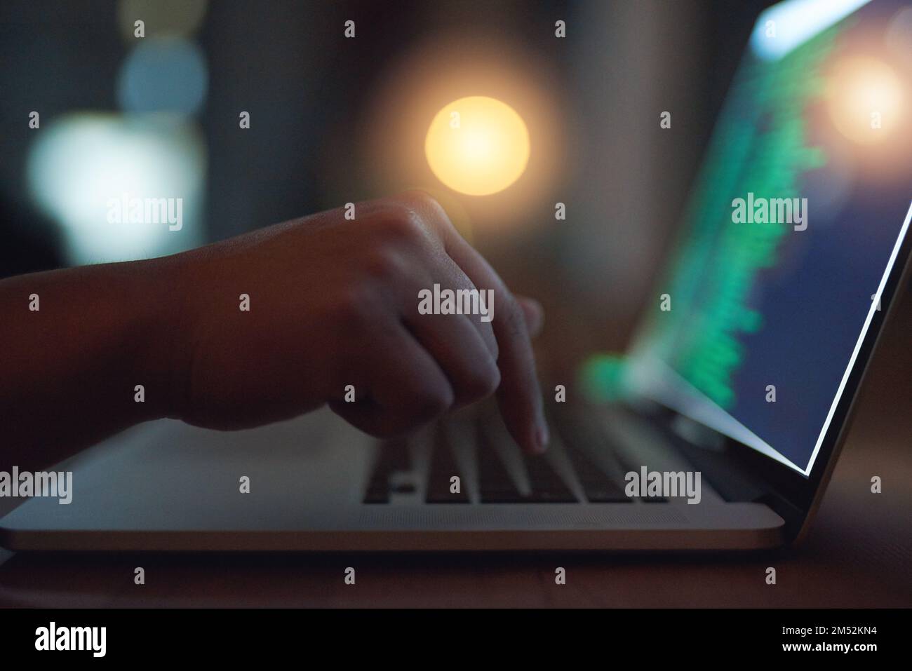 Achten Sie darauf, was Sie online teilen. Ein nicht erkennbarer Hacker, der im Dunkeln einen Laptop benutzt. Stockfoto