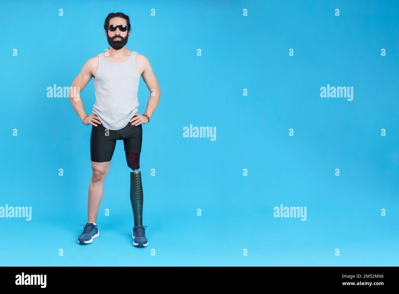 Bärtiger Mann mit Sonnenbrille und Beinprothese Stockfoto