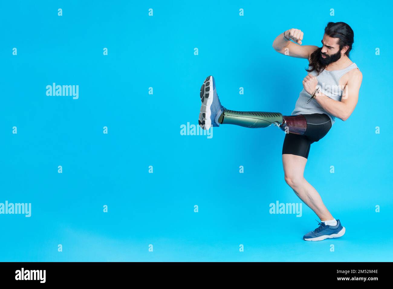 Ein Mann mit einer Prothese am Bein tritt und kämpft Stockfoto